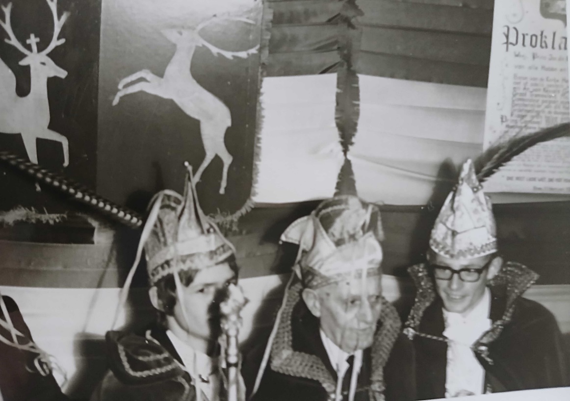 Jac same mèt zien broor Mat (Jeugdprins) en zien vader (Aojereprins)